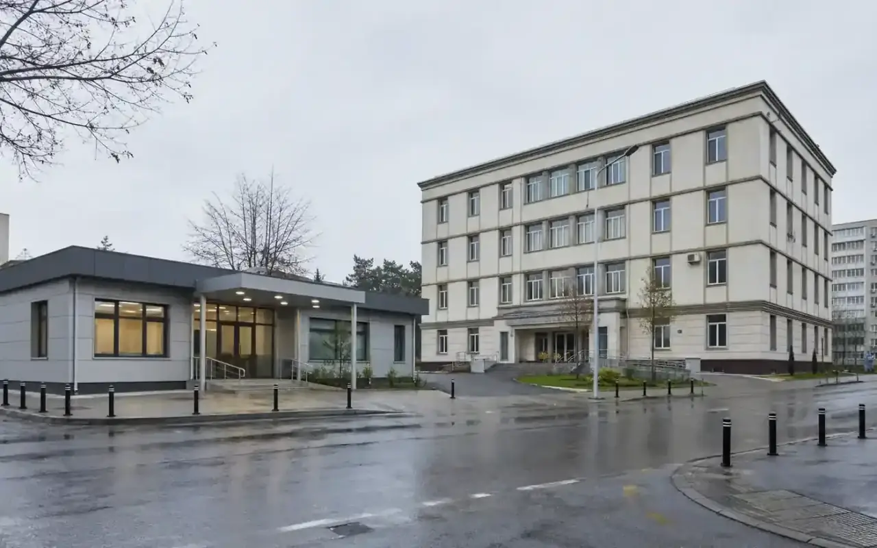 Fațadă de clinică ambulatorie lângă clădire de policlinică cu mai multe etaje, tipuri de unități din Legea 95/2006