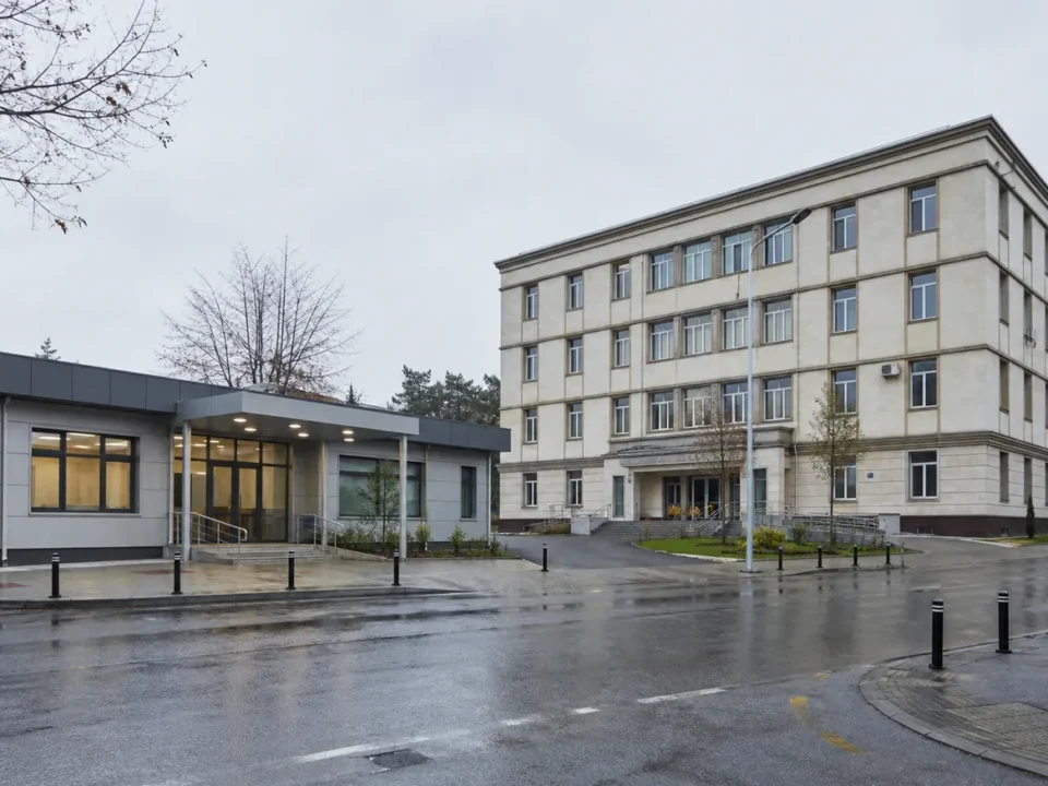 Clinică ambulatorie și policlinică — fațade Diferența dintre clinică și policlinică